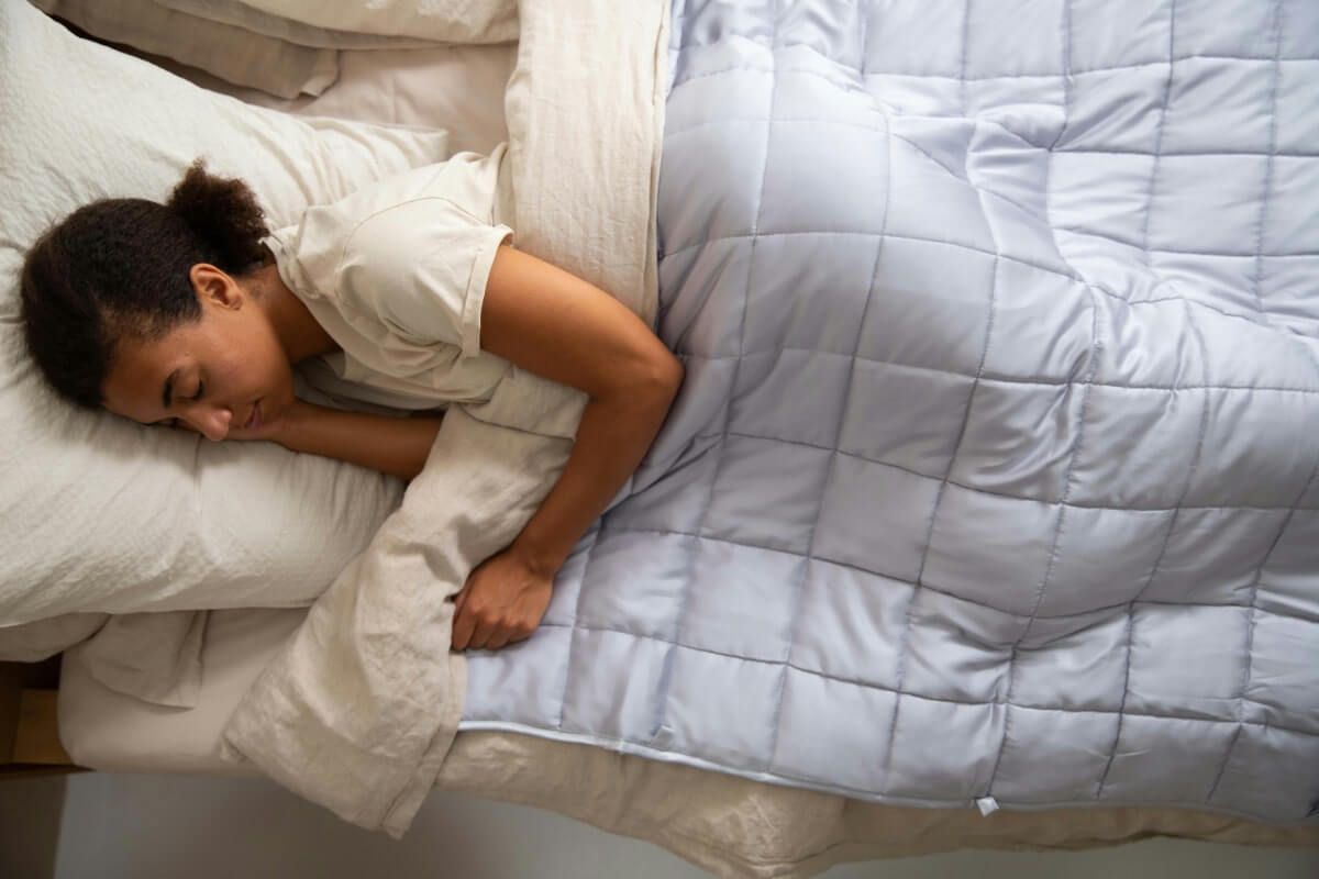 ベッドで眠る女性