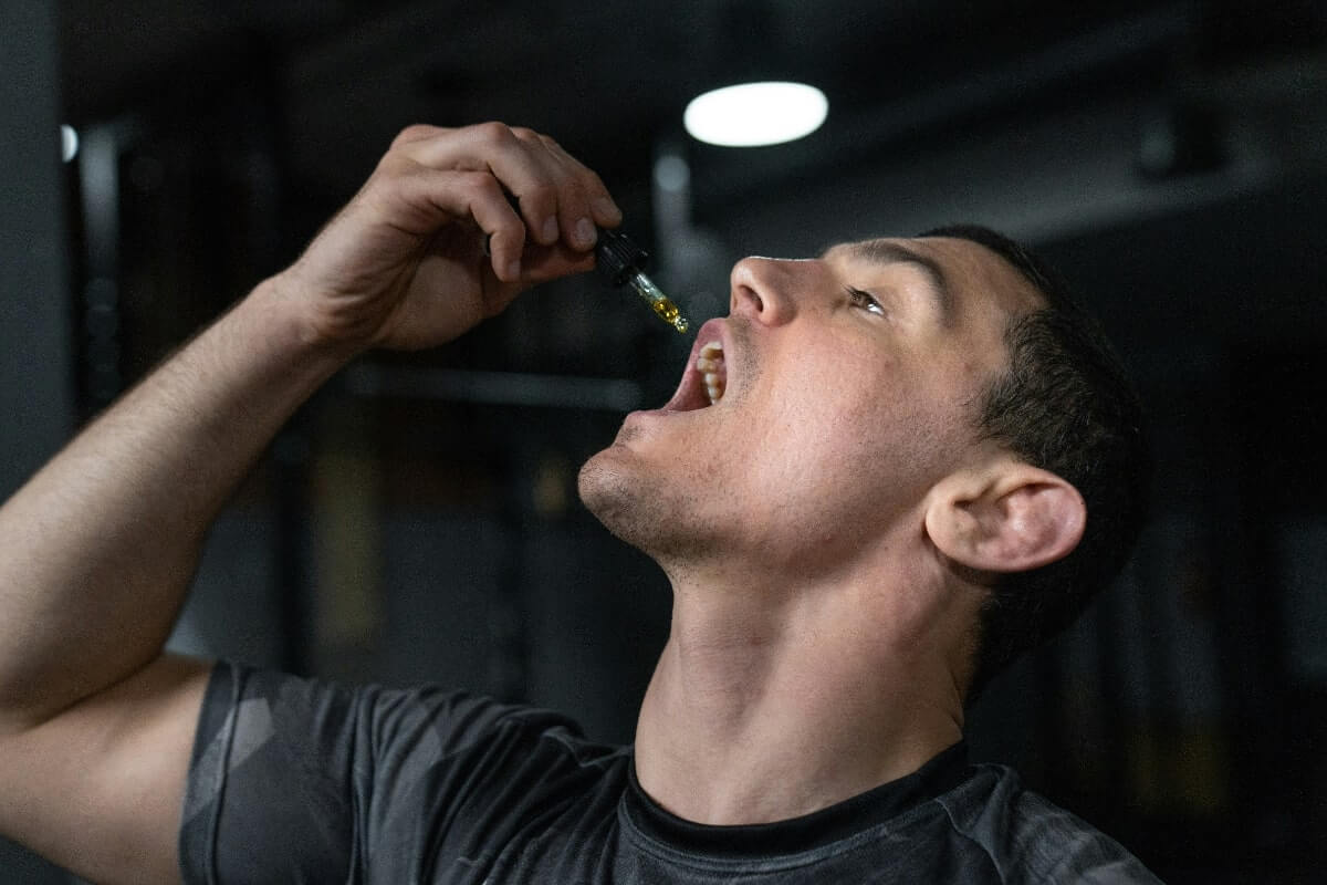 CBDオイルを飲む男性